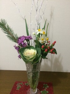 ＜スーパーで適当に選んだお花だけど、それなりにお正月っぽい(^^;)＞